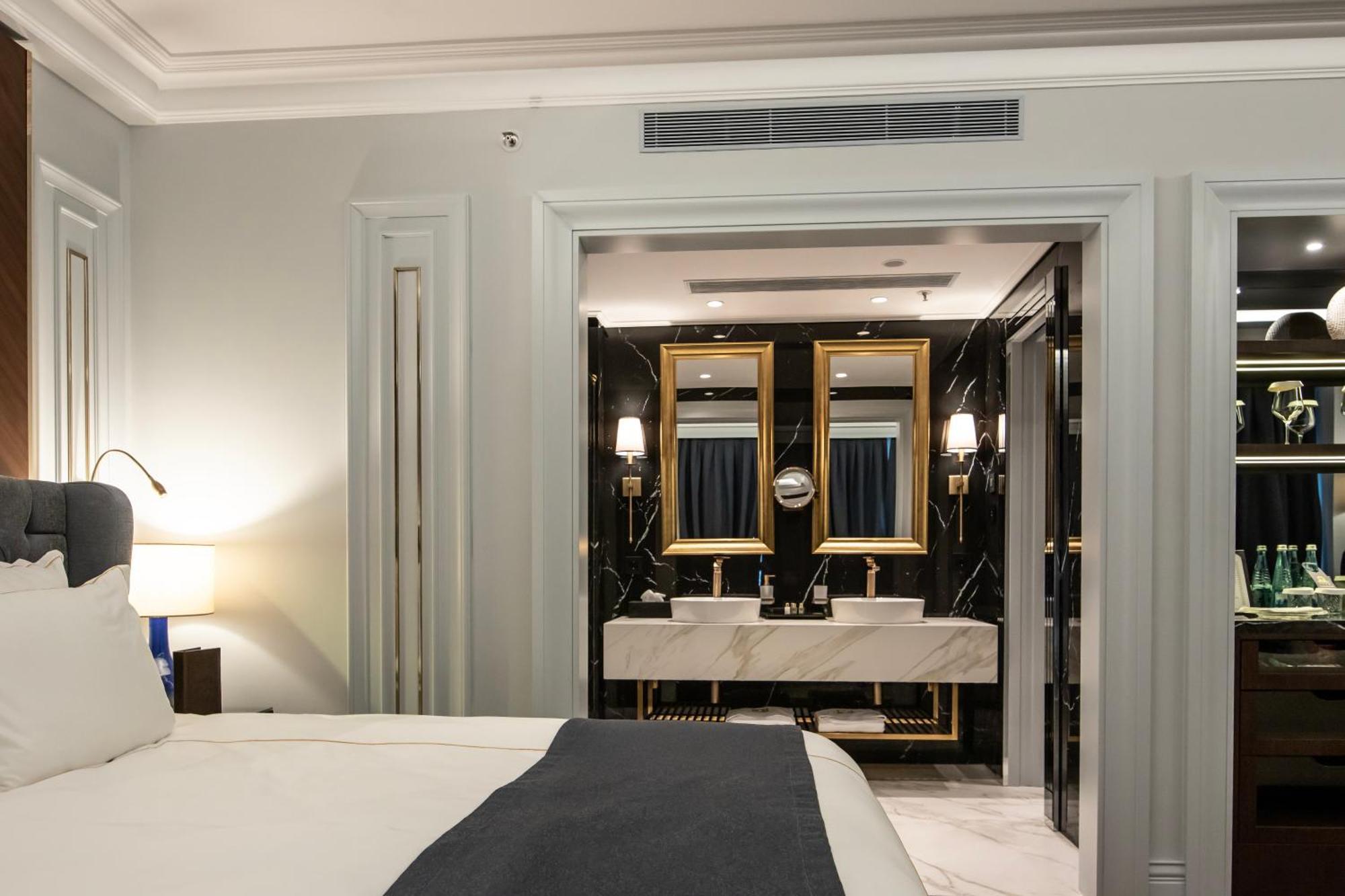 Xheko Imperial Luxury Hotel & Spa Tiranë Luaran gambar A suite at the hotel