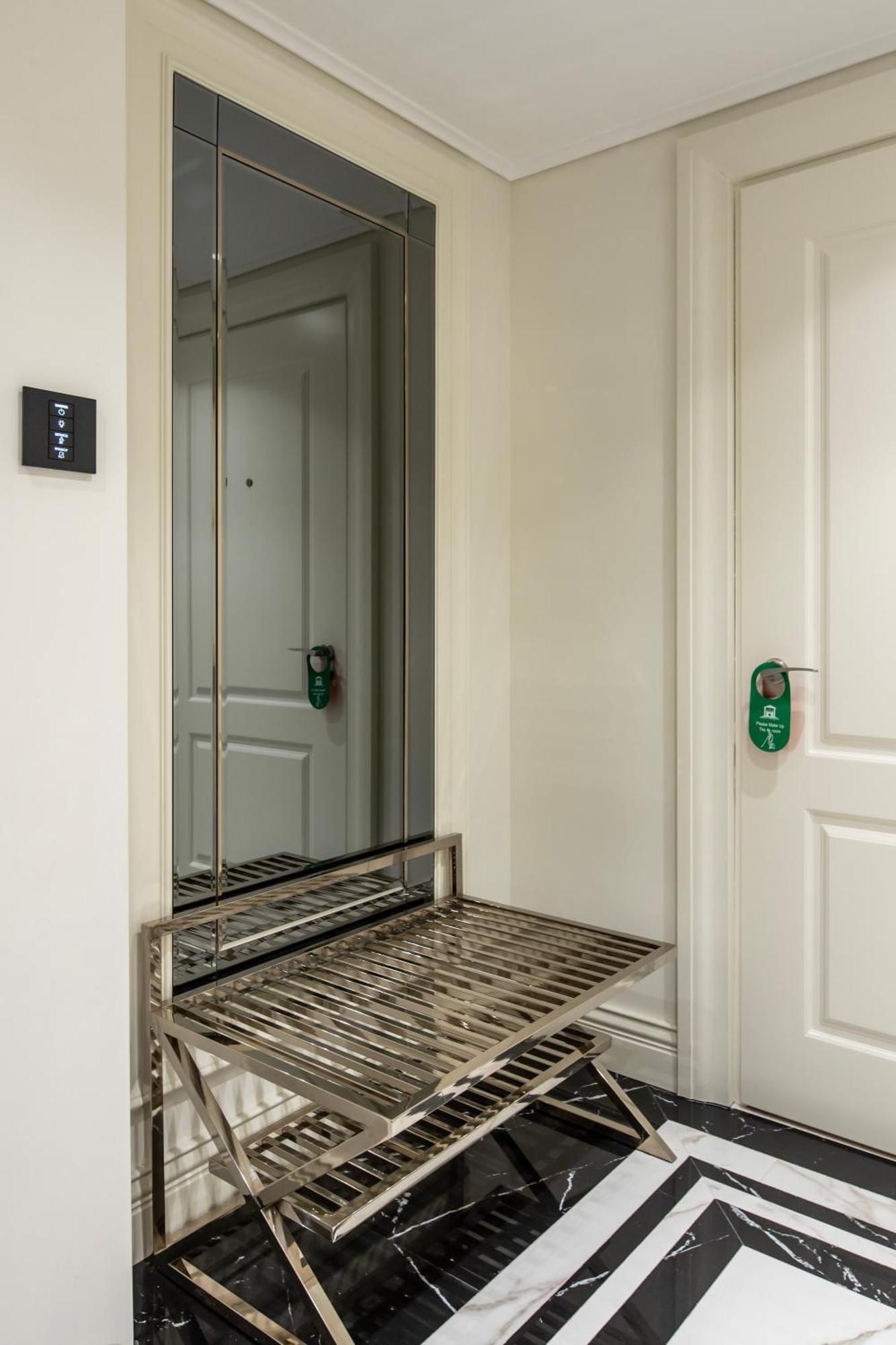 Xheko Imperial Luxury Hotel & Spa Tiranë Luaran gambar A door viewer