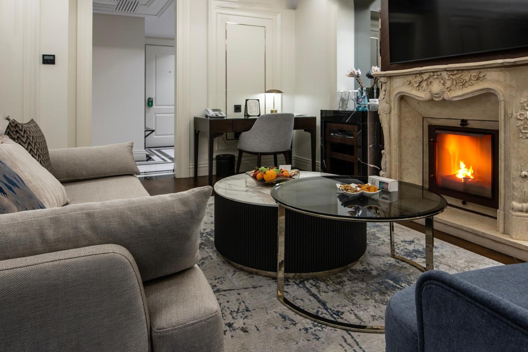Xheko Imperial Luxury Hotel & Spa Tiranë Luaran gambar A living room in a suite at the Ritz-Carlton, Moscow