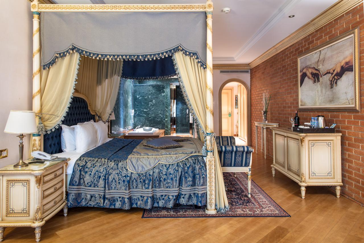 Xheko Imperial Luxury Hotel & Spa Tiranë Luaran gambar A bedroom at the Taj Mahal Palace